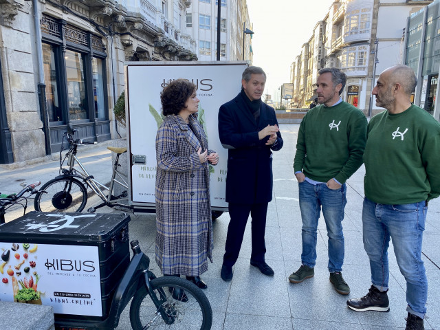 El delegado del Gobierno en Galicia, José Miñones, y la subdelegada del Gobierno en A Coruña, María Rivas, visitan el mercado de la plaza de Lugo