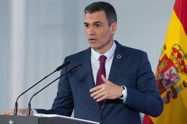Pedro Sánchez da un golpe en la mesa