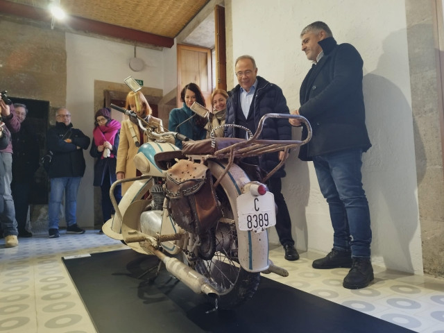El presidente del Consorcio de Santiago, Xosé A. Sánchez Bugallo, visitó la nueva exposición que acoge la Casa do Cabido y que conmemora los 70 años de la asociación Moto Club Compostela