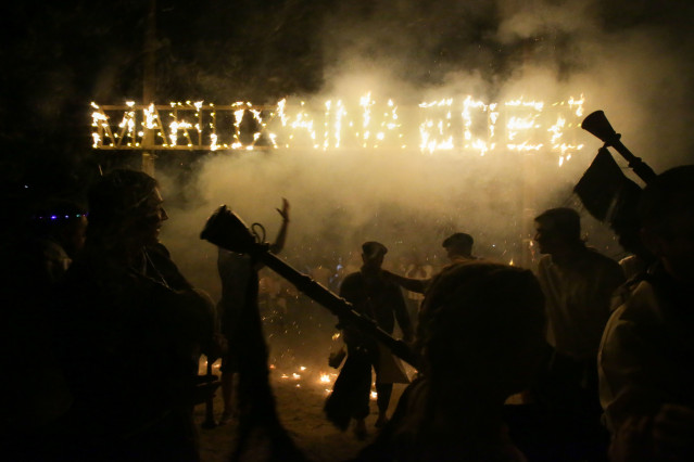 Archivo - Un grupo de personas celebra la llegada de la Maruxaina a la Praia do Torno en las fiestas de la Maruxaina, a 14 de agosto de 2022, en Cervo, Lugo, Galicia (España). El municipio lucense de Cervo refuerza este año la seguridad para evitar hechos
