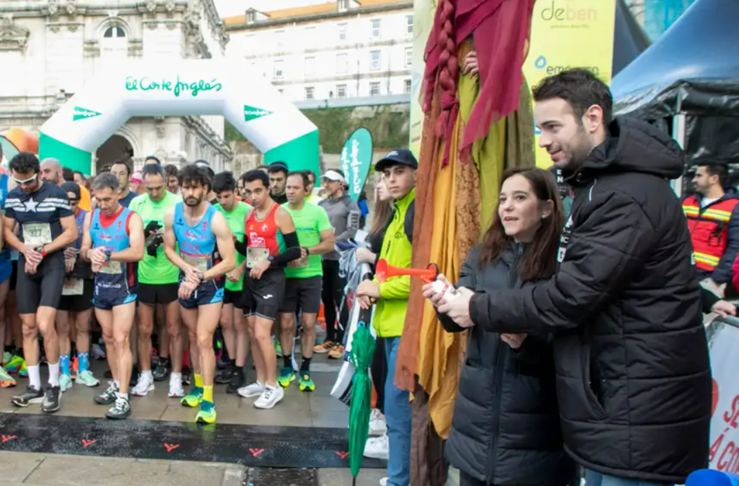 Inu00e9s Rey dando la salida a una carrera en A Coruu00f1a en una foto del Ayuntamiento