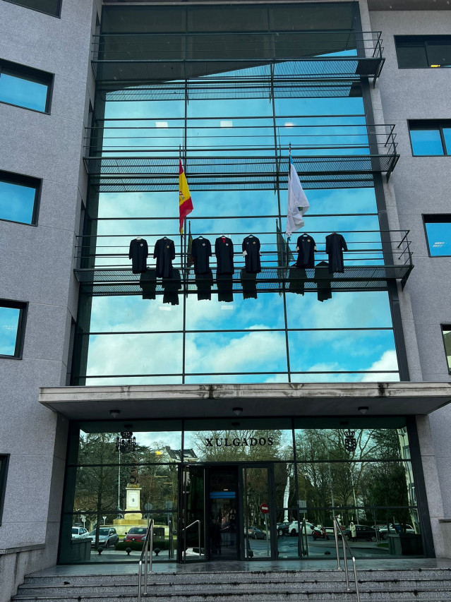 Togas de los Letrados de la Administración de Justicia (LAJ) colgadas en el acceso a los juzgados de Lugo, con motivo de la huelga indefinida iniciada el 24 de enero de 2023.