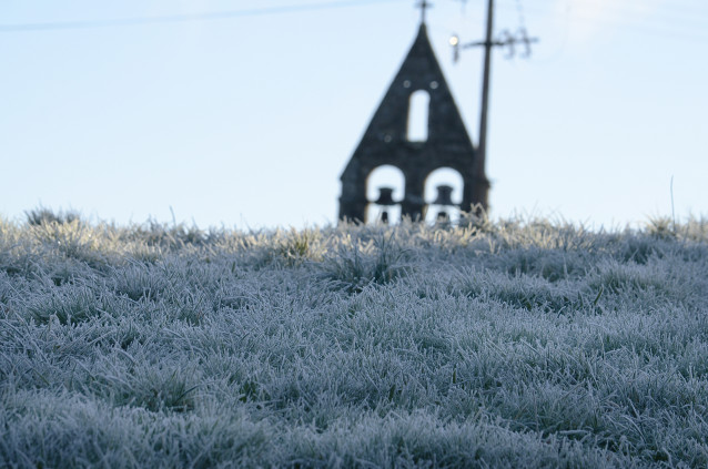 Helada en la iglesia de Aguís, en el concello de Os Blancos, a 24 de enero de 2023, en Ourense, Galicia (España). Ourense ha amanecido hoy con temperaturas bajo cero en casi toda la provincia, especialmente en algunos puntos en los que se ha llegado a los