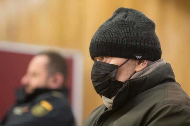 El acusado, José Carnero, conocido como ‘O Chucán’,sentado en el banquillo durante el juicio en la Audiencia Provincial de Lugo, a 2 de febrero de 2023, en Lugo, Galicia, (España). ‘O Chucán’, vecino de Sober, Lugo, vuelve a sentarse en el banquillo por a