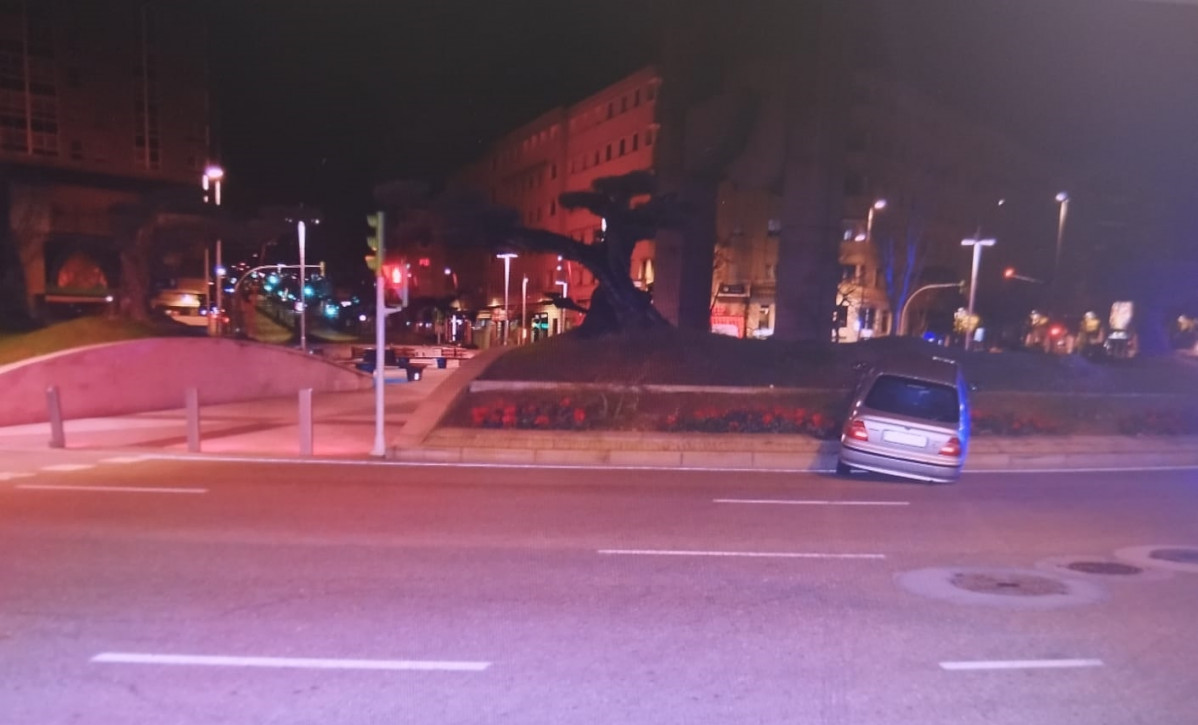 Accidente en la glorieta de la Plaza Amu00e9rica de Vigo en una imagen de la Policu00eda Local