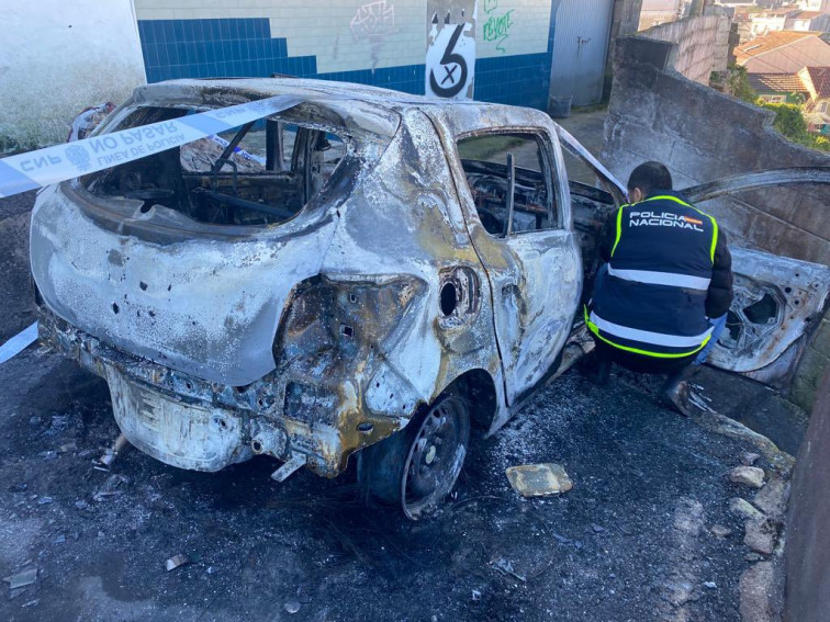 Prenden fuego al coche con él encerrado en el maletero en un posible ajuste de cuentas en Estribela, Marín