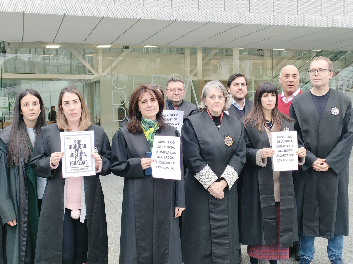 Letrados de la Administraciu00f3n de Justicia, concentrados a las puertas de la Ciudad de la Justicia de Vigo en una imagen de EP