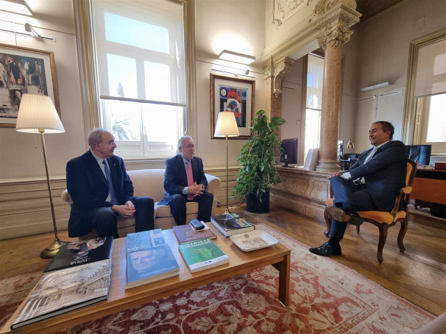 El presidente del Parlamento de Galicia, Migue Ángel Santalices, mantiene un encuentro con el presidente del Instituto Camões, João Ribeiro de Almeida.