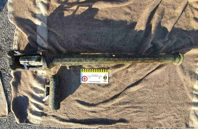 Piezas de bronce recuperadas del fondo marino por buceadores de la Armada en Cabo Corrubedo (A Coruña)