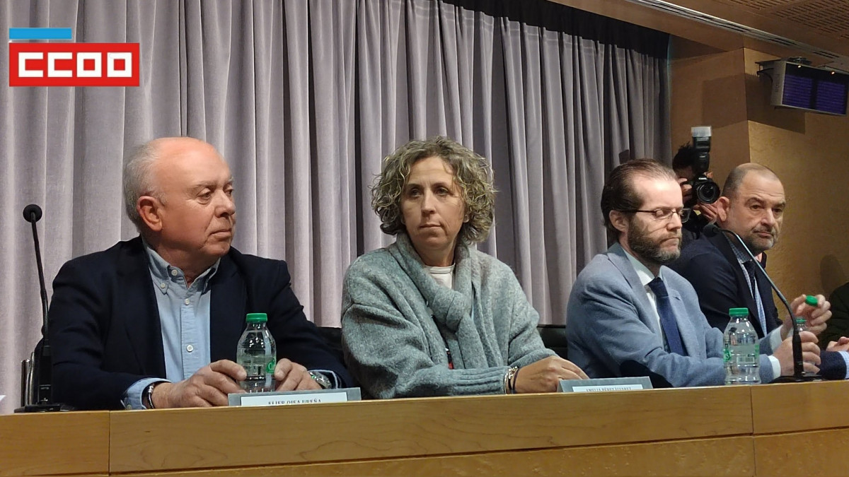 La secretaria xeral de CCOO Galicia, Amelia Pérez, en un acto por la continuidad de Ence en Pontevedra en compañía de representantes patronales y de otros sectores.