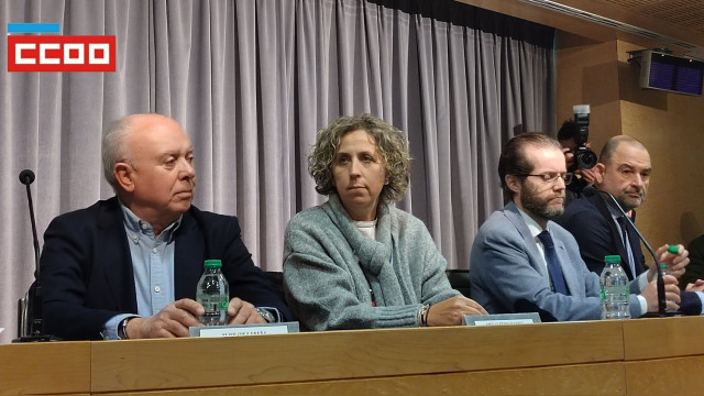 La secretaria xeral de CCOO Galicia, Amelia Pérez, en un acto por la continuidad de Ence en Pontevedra en compañía de representantes patronales y de otros sectores.