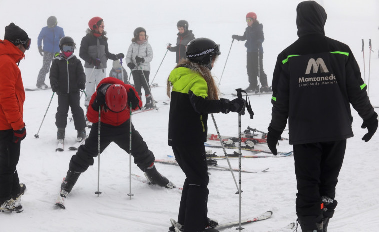 El tiempo seco y la nieve atrae a los esquiadores a Manzaneda