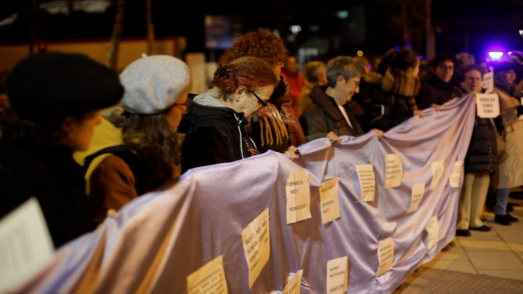 Feministas protestan contra el acuerdo que redujo la pena a los violadores de una niña en Baleira, Lugo (vídeo)