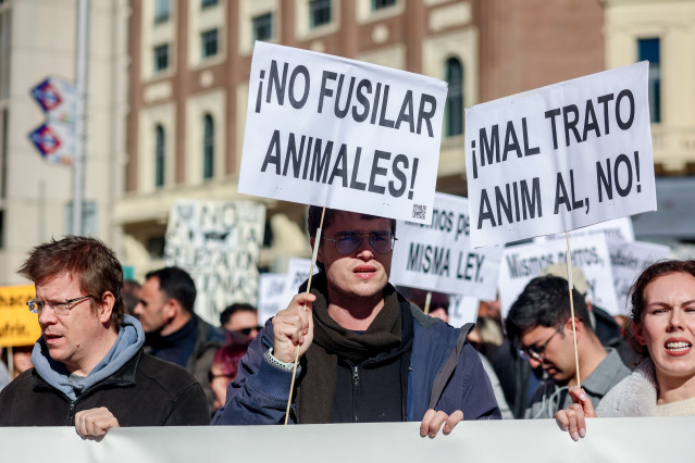 Un grupo de personas sujetan pancartas en una concentración bajo el lema ‘No a la caza’, en la Plaza de Callao, a 5 de febrero de 2023, en Madrid.