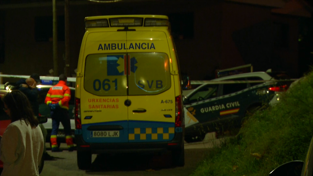 Ambulancia en el lugar del supuesto asesinato de una mujer en Baiona a manos de su pareja en una foto de la CRTVG
