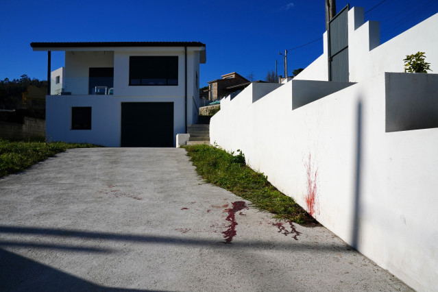 Sangue no exterior da vivenda onde foi achado o corpo dunha muller, no barrio de Percibilleira, en Baiona.