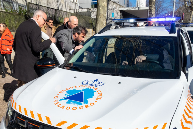 E vicepresidente segundo e conselleiro de Presidencia, Xustiza e Deportes, Diego Calvo, hace entrega de los vehículos.