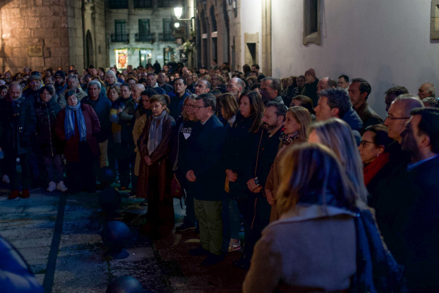 Vecinos de Baiona y representantes políticos guardan un minuto de silencio tras el asesinato machista ocurrido en la localidad.