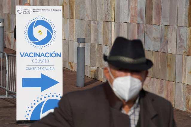 Archivo - Una persona mayor a su entrada para vacunarse en la Cidade da Cultura.