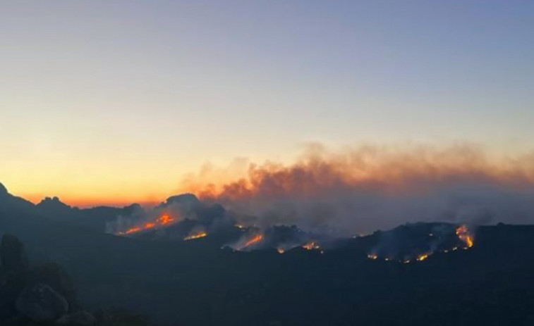 El fuego en la serra do Xurés, que entró desde Portugal hasta Muíños, calcina ya 100 hectáreas de terreno