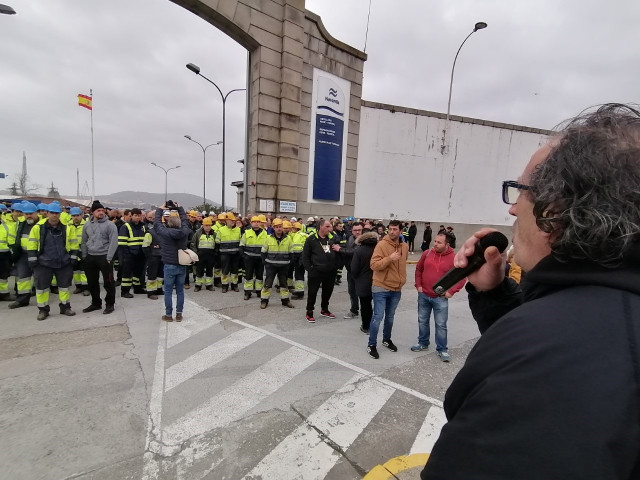 Archivo - El presidente del comité de empresa de Navantia Ferrol, Javier Galán, se dirige a los trabajadores en la puerta del astillero de Navantia en Ferrol.