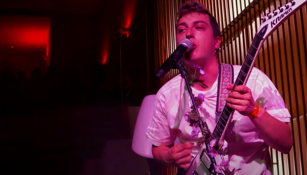 Ortiga en directo en la Sala Capitol en 2022 en una imagen del videoclip de Nanana