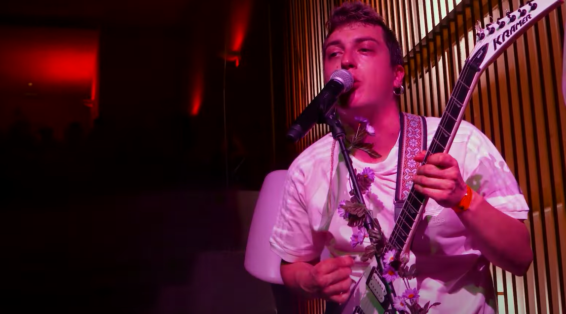 Ortiga en directo en la Sala Capitol en 2022 en una imagen del videoclip de Nanana