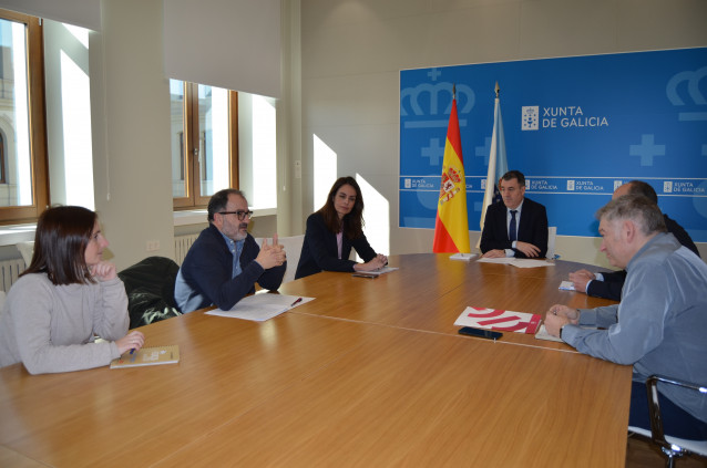 Reunión entre representantes de CIG-Ensino y de la Consellería de Educación, entre ellos el conselleiro, Román Rodríguez