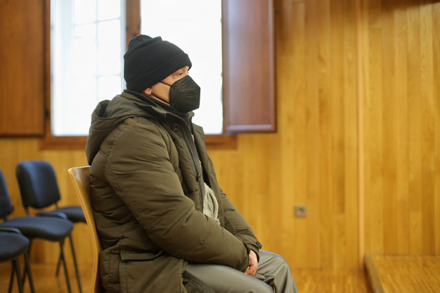 El acusado Manuel Juan Vilariño sentado en un banquillo durante un juicio por doble el crimen de O Ceao, en la Audiencia Provincial de Lugo, a 6 de febrero de 2023, en Lugo, Galicia (España).