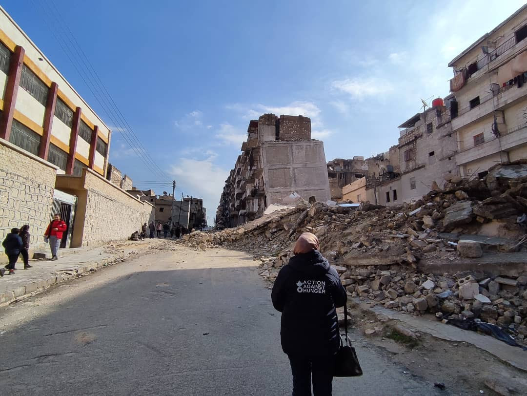 Una trabajadora de Acciu00f3n contra el Hambre analiza las necesidades tras el terremoto en el norte de Siria u00a9 Acciu00f3n contra el Hambre