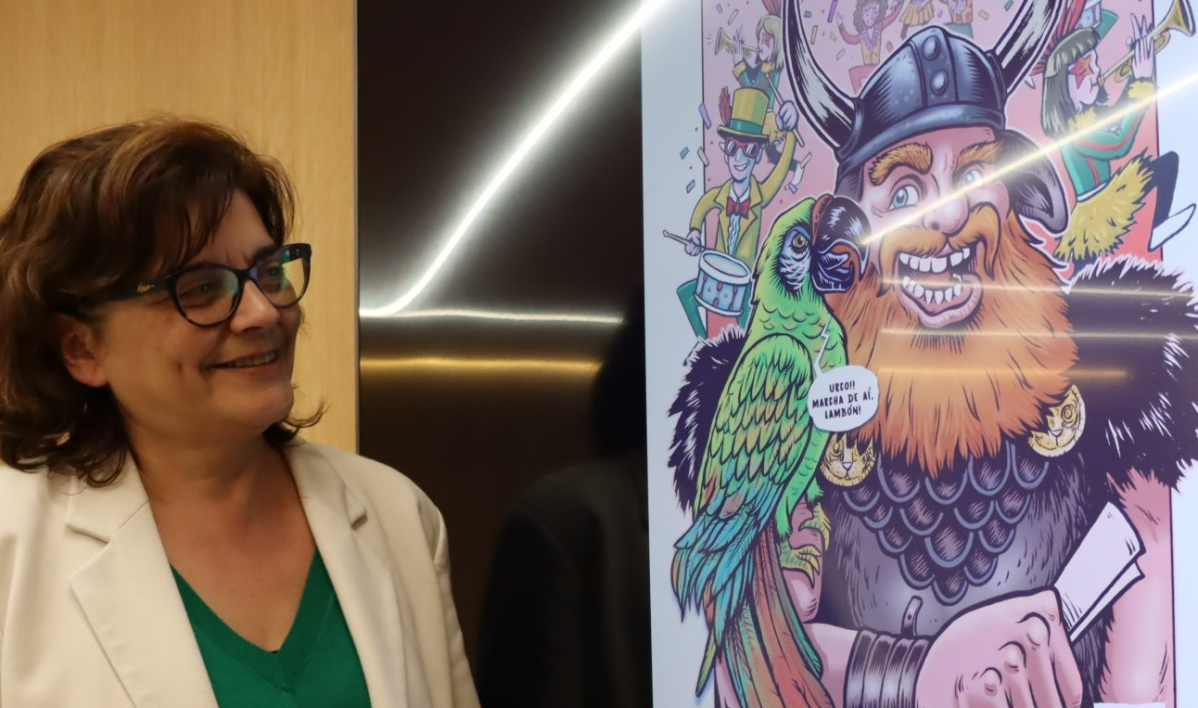 Carme da Silva con el cartel del entroido 2023 de Pontevedra