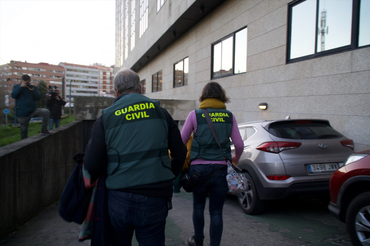 Dos agentes de la Guardia Civil en el momento que ha entrado el presunto asesino de Beatriz Liju00f3 a los Juzgados de Vigo, a 8 de febrero de 2023 en una foto de Gustavo de la Paz para EP