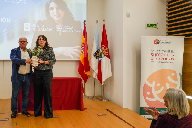 La conselleira de Promoción do Emprego e Igualdade, María Jesús Lorenzana, recoge en Vigo el Premio Feafes a la Xunta.