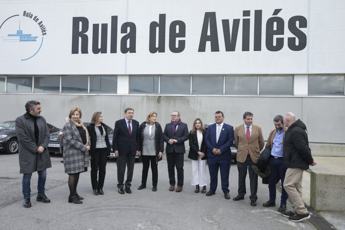 La alcaldesa de Avilés, Mariví Monteserín (2i), el ministro de Agricultura, Pesca, Alimentación y Medio Ambiente, Luis Planas (4i), y el exalcalde de Avilés y director de la junta del puerto de A