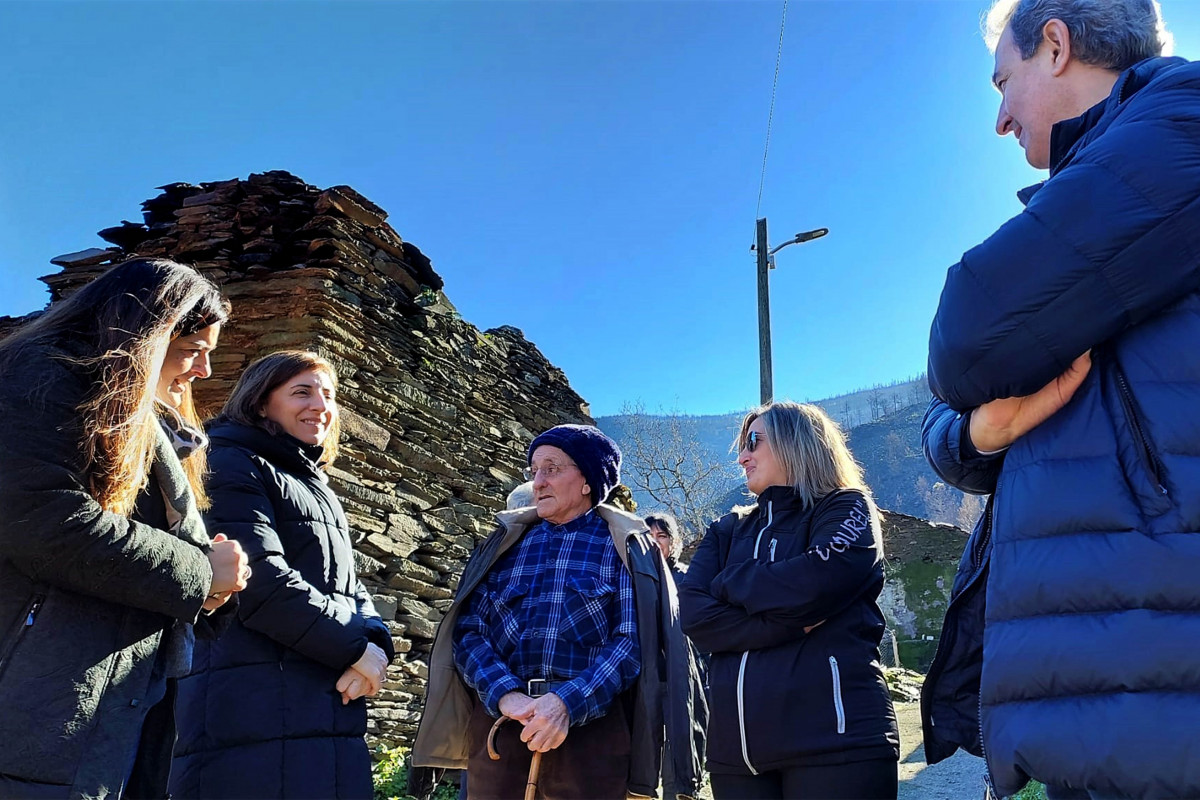 La Conselleira De Medio Ambiente, Territorio E Vivenda, Ángeles Vázquez, Este Viernes Junto A Propietarios De Viviendas Afectadas Por Los Incendios De Julio En Lugo,