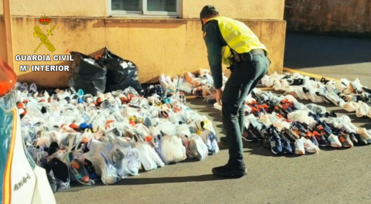Más de 600 zapatillas falsificadas incautadas por la Guardia Civil en Lalín (Pontevedra).