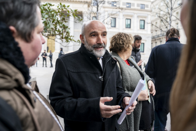 El diputado del BNG en el Congreso, Néstor Rego, en una concentración de organizaciones ecologistas frente al Congreso de los Diputados, a 24 de enero de 2023, en Madrid.