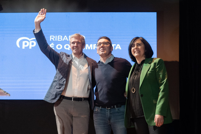 El presidente del PPdeG, Alfonso Rueda, y la presidenta del PP de Lugo, Elena Candia, en la presentación de Dani Vega como candidato del PP a la Alcaldía de Ribadeo.