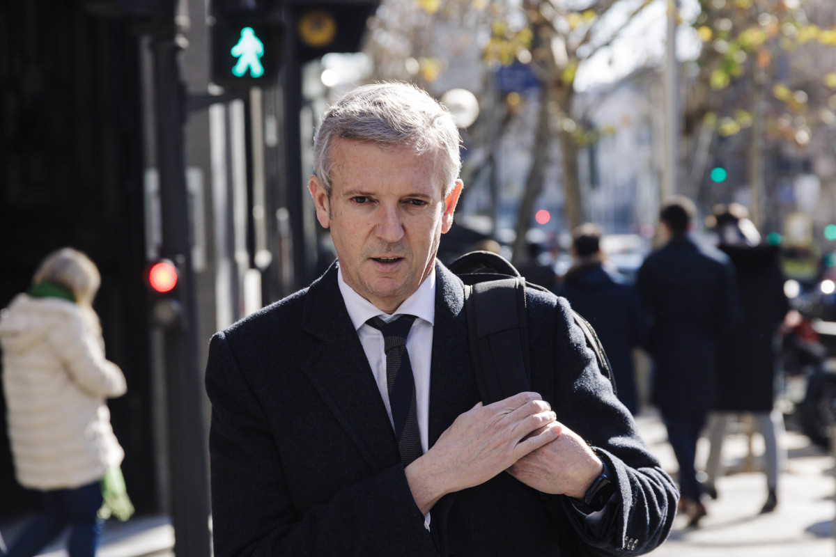 El presidente de la Xunta de Galicia, Alfonso Rueda, a su llegada al Comité Ejecutivo Nacional del PP, en la sede nacional del PP, a 30 de enero de 2023, en Madrid.