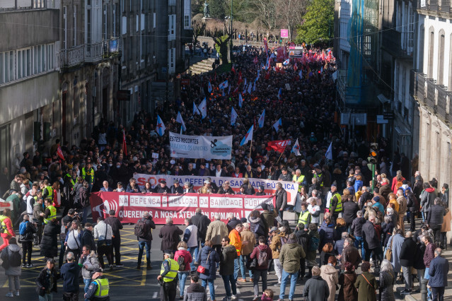 Unas 25.000 personas según Polícia Local se manifiestan para exigir una mejor Sanidad Pública, 12 de febrero de 2023, en Santiago de Compostela, A Coruña, Galicia, (España). Las principales calles de Santiago de Compostela se han llenado de personas manif