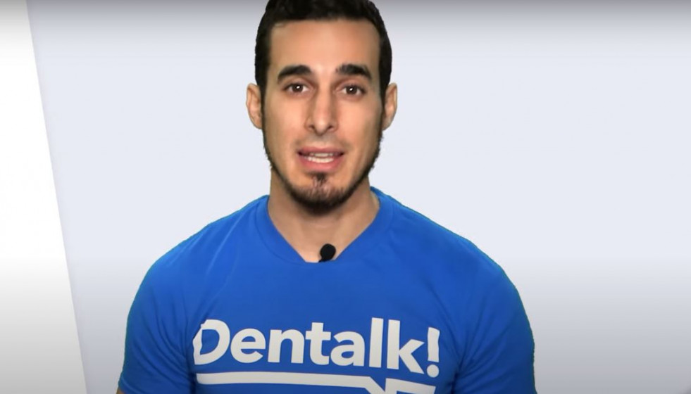 El odontólogo Simón Pardiña de Dentalk en su youtube