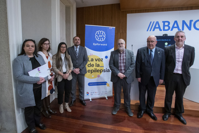 El conselleiro de Sanidade, Julio García Comesaña, en un acto de la Federación Española de Epilepsia con motivo del día internacional de esta enfermedad junto con la presidenta de la entidad, Elvira Vacas, y el doctor Casto Rivadulla, entre otros.