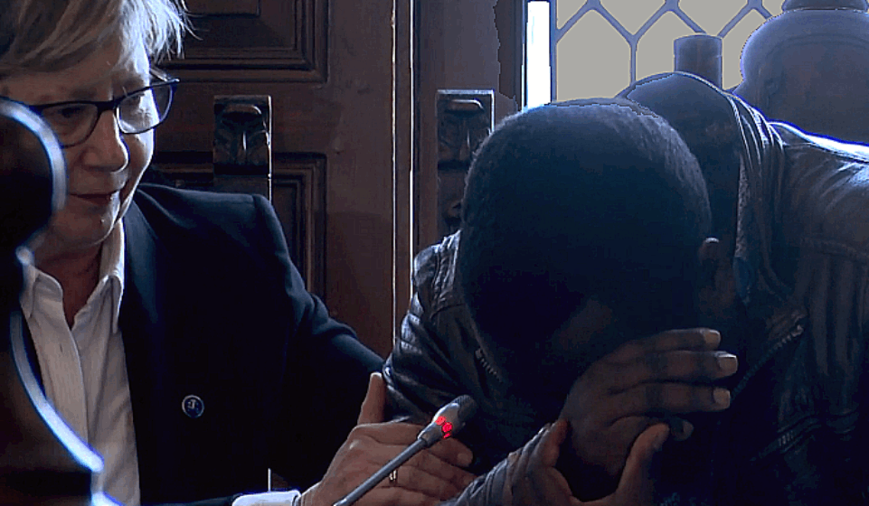 Rosa Quintana consuela a Samuel Kwesi cuando rompiu00f3 a llorar en el homenaje a los marineros del Playa de Menduu00edu00f1a 2 en Maru00edn