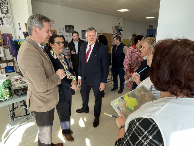 El delegado del Gobierno, José Miñones, en una visita al Pazo de Emilia Pardo Bazán en Sanxenxo (Pontevedra).