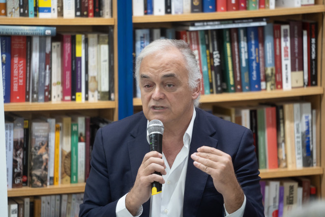 Archivo - El escritos y político Esteban González Pons interviene en la presentación de su libro 