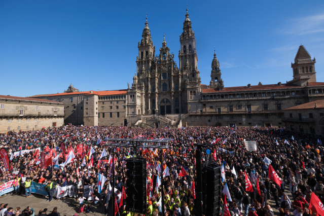 Unas 25.000 personas según Polícia Local se manifiestan para exigir una mejor Sanidad Pública, 12 de febrero de 2023, en Santiago de Compostela, A Coruña, Galicia, (España). Las principales calles de Santiago de Compostela se han llenado de personas manif