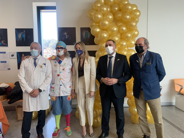 El conselleiro de Sanidade, Julio García Comesaña, junto al gerente del área sanitaria de Vigo, entre otros, en el Hospital Álvaro Cunqueiro, en una visita con motivo del Día Internacional del Cáncer Infantil.
