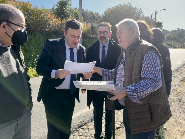 El presidente de la Diputación de A Coruña, Valentín González Formoso, visita  la carretera de San Xurxo, en Ferrol