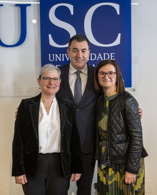 O conselleiro de Cultura, Educación, FP e Universidades, Román Rodríguez (c), con la decana saliente de la Facultad de Ciencias da Educación, Carmen Fernández (i), y con la nueva decana, Mar Lorenzo (d).