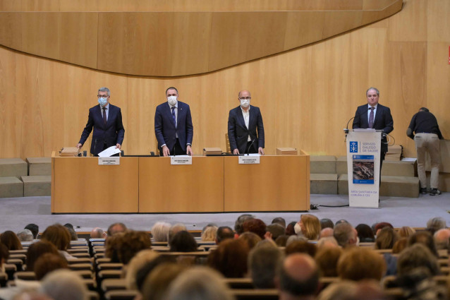 El conselleiro de Sanidade, Julio García Comesaña, en el acto de homenaje al personal jubilado del área sanitaria Coruña-Cee en 2022